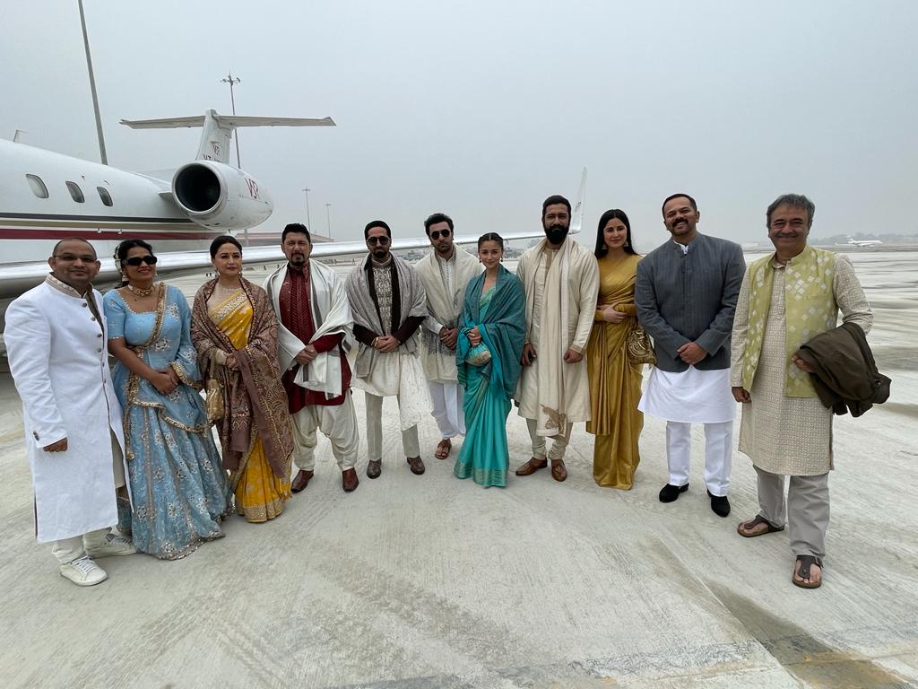 dof2o1q8 ranbir alia katrina Mega star Chiranjeevi and Ram Charan arrive in Ayodhya for Pran Pratishtha: అయోధ్యలో సినీ తారలు. టాలీవుడ్ నుంచి ఎవరెళ్లారంటే.
